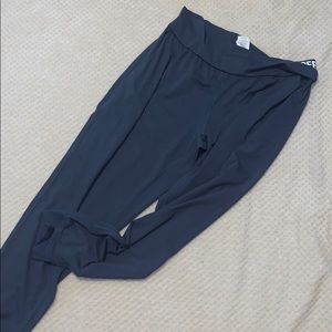 Never worn Under Armour yoga pants